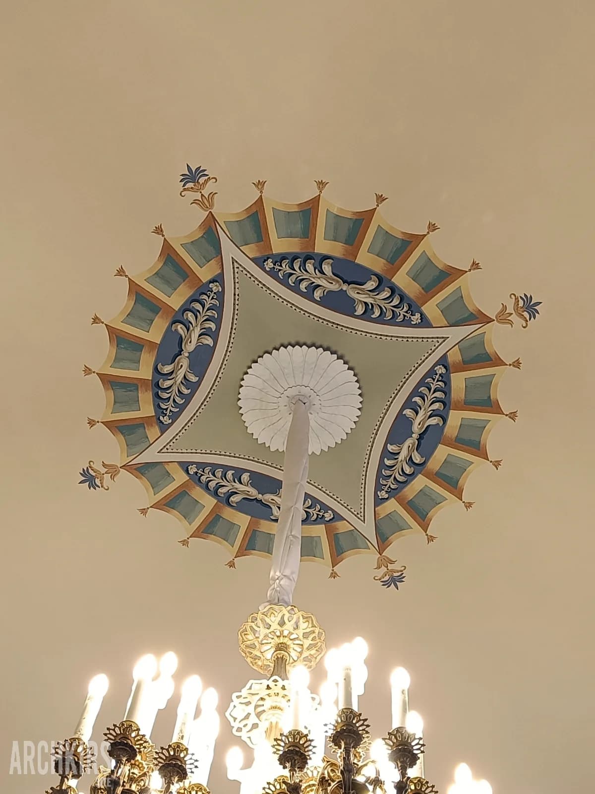 Central ceiling rosette and chandelier suspension